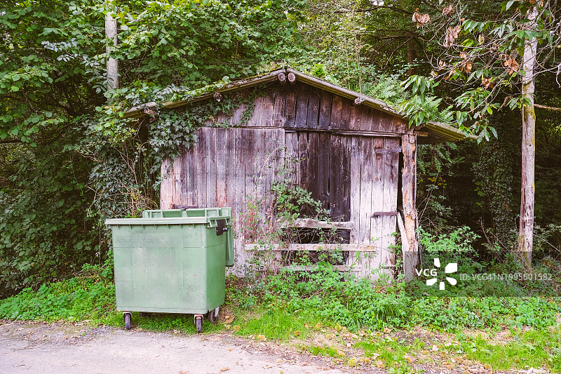 废弃的木屋和垃圾桶图片素材