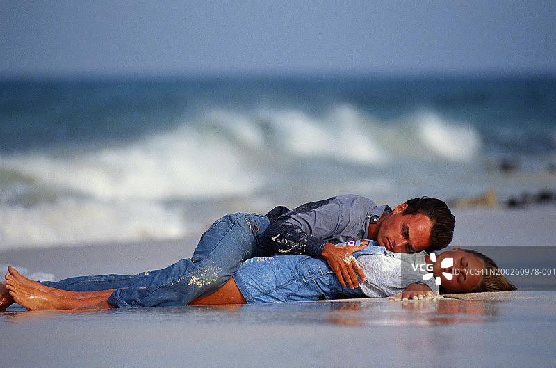一对情侣躺在沙滩上图片素材