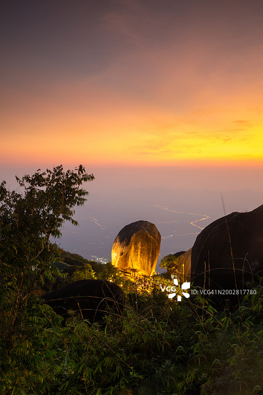位于占武里的Khao Phra Phutthabat Phluang山顶上的标志性岩层。日落时分的天空。图片素材