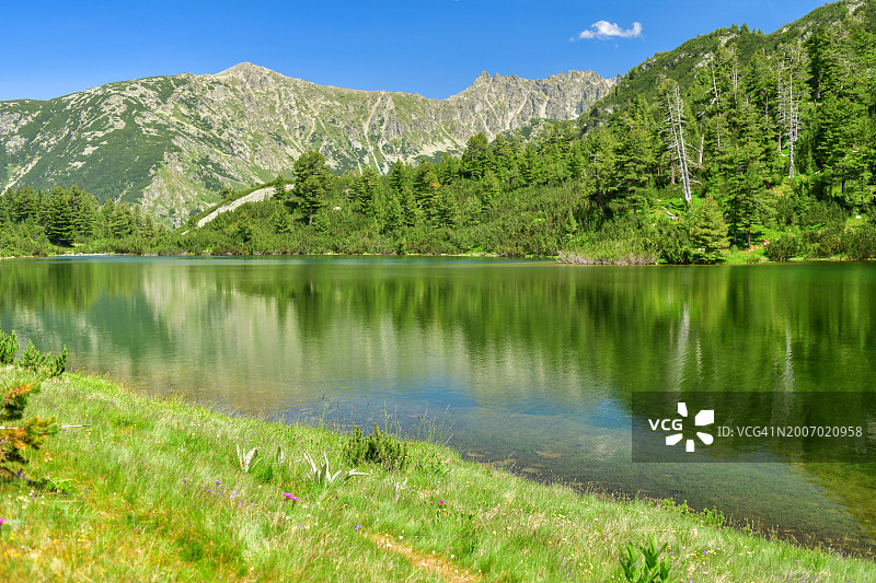 夏日宁静的山间湖的田园诗般的景色图片素材