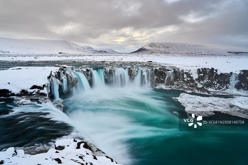 冬天，瀑布映衬天空的美景图片素材