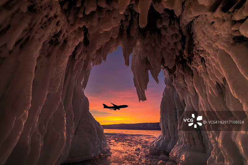 日落时从冰洞看一架飞机图片素材