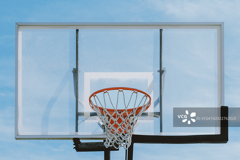 蓝天下的篮球篮板和篮筐图片素材