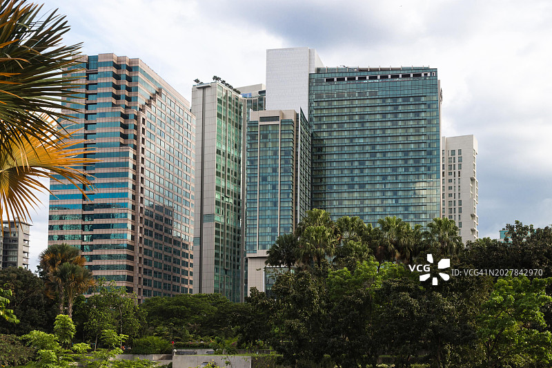 位于亚洲马来西亚吉隆坡的多层现代办公大楼图片素材