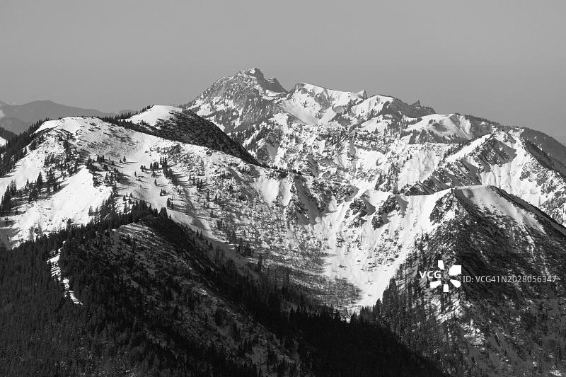 从Hirschberg上的Wallberg俯瞰Benediktenwand和Brauneck，冬天，雪，Tegernsee山脉，巴伐利亚普雷阿尔卑斯，上巴伐利亚，巴伐利亚，德国，欧洲图片素材