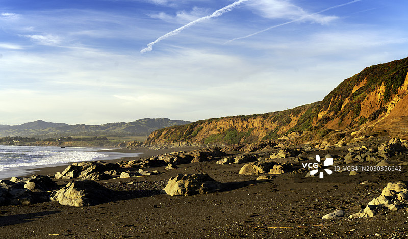 美国加利福尼亚州坎布里亚，海滩对着天空的风景图片素材
