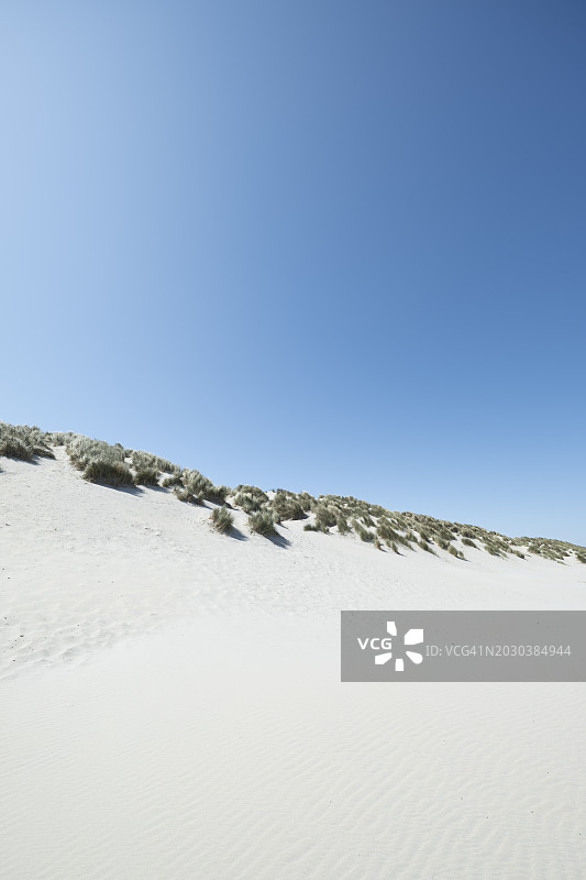 湛蓝的天空衬托着沙漠的美景图片素材