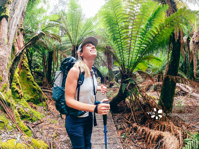 “绿色宁静:一位徒步旅行的女探险家在塔斯马尼亚的大自然中享受乐趣”图片素材