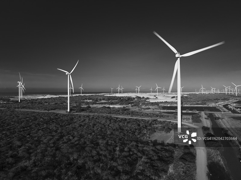 黑与白-无人机视图的风力涡轮机农场，格兰德河北，巴西图片素材