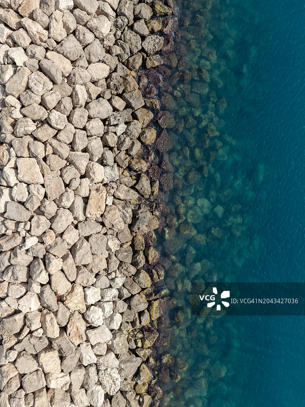 无人机拍摄的石头破浪器边缘和地中海的图像图片素材