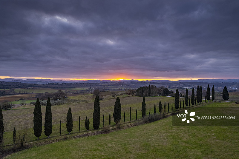 意大利托斯卡纳，瓦尔德尔萨，斯卡尔纳附近的日落景色图片素材