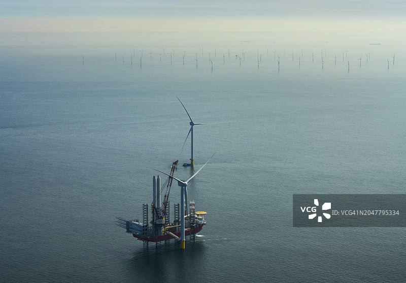 荷兰，北荷兰，IJmuiden，海上风电场的风力涡轮机安装船鸟瞰图图片素材