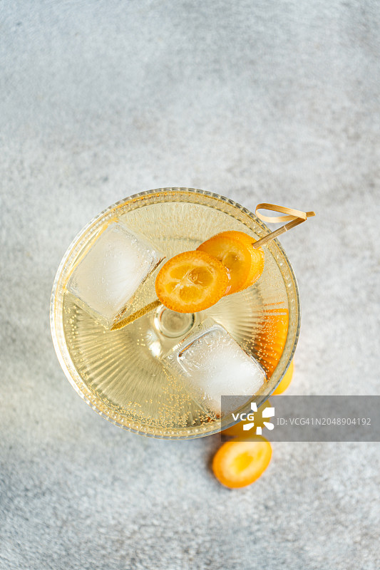 一杯金桔装饰的伏特加汤力鸡尾酒的俯视图图片素材