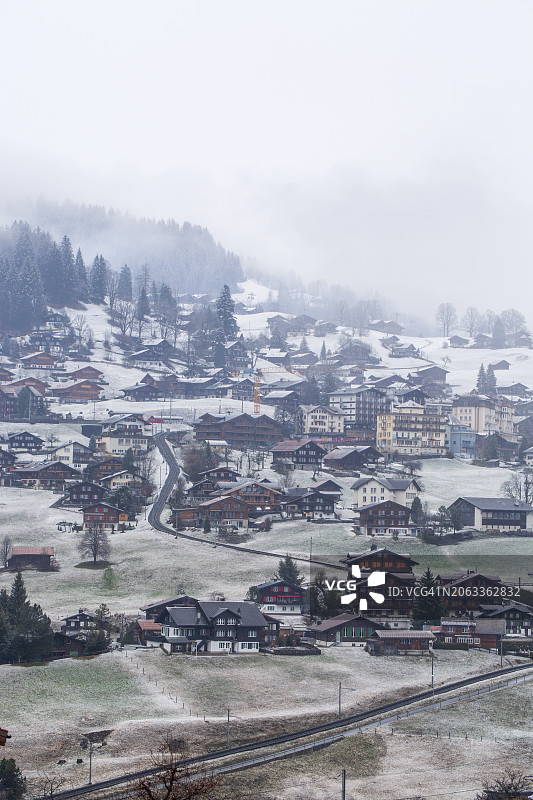 瑞士的一个村庄在冬天被雾和雪覆盖图片素材