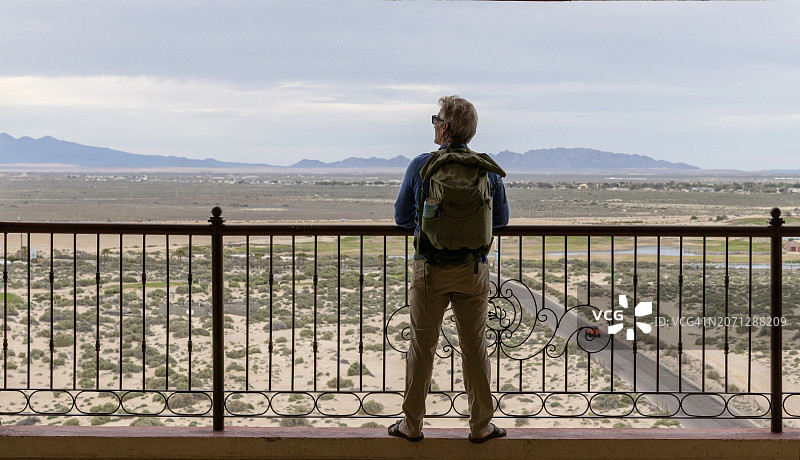 背包客从阳台俯瞰沙漠图片素材