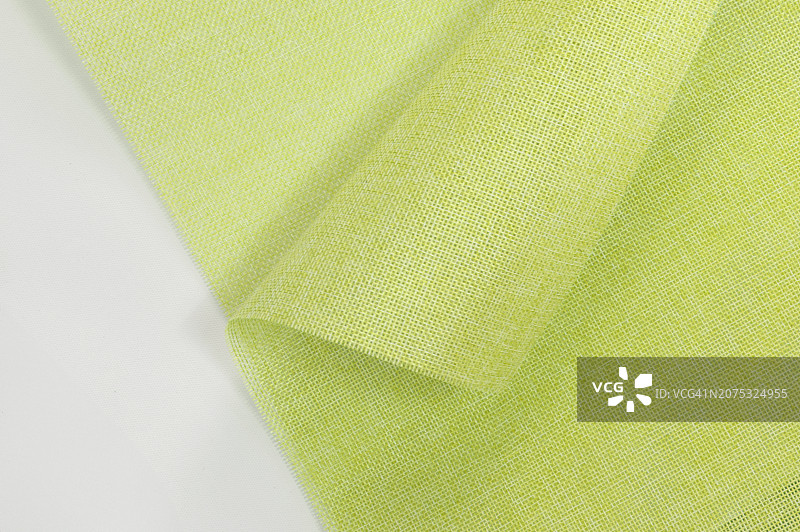 苎麻麻袋织物纺织背景。带白色条纹的绿色织物图片素材