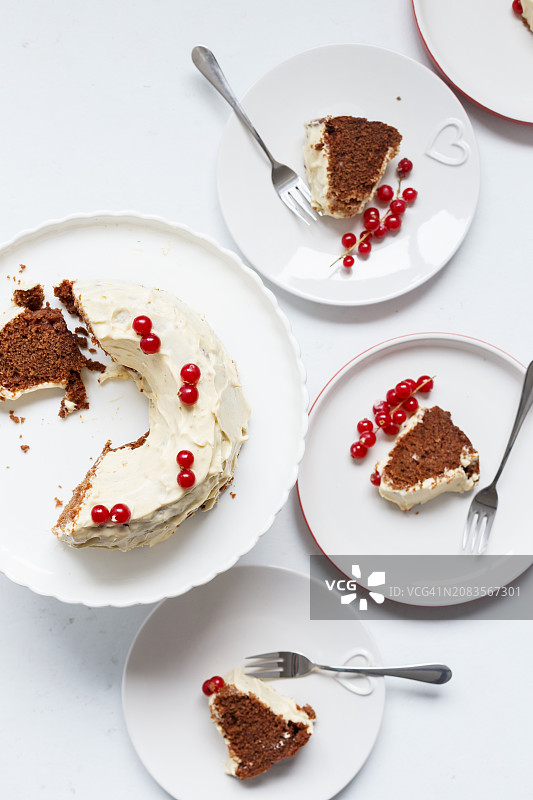 巧克力蛋糕配奶油和红醋栗图片素材