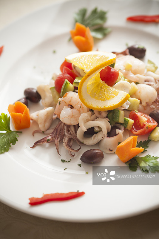 海鲜沙拉配鱿鱼，对虾，西葫芦，橄榄和圣女果图片素材