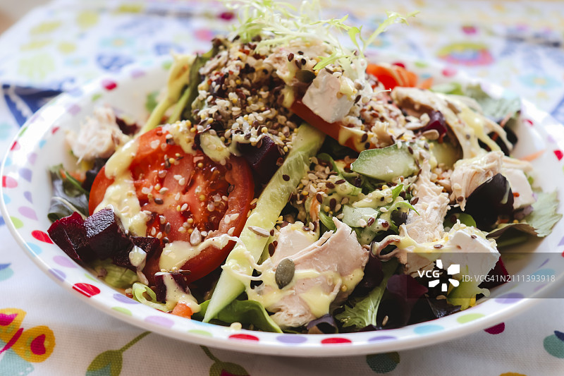 整盘健康的鸡肉沙拉与绿色，种子和藜麦，食物背景，头顶上的桌面视图图片素材