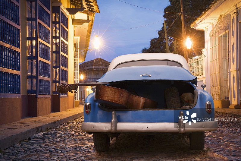 古巴。在古巴特立尼达的一辆古董车的后备箱里发现了贝斯乐器。图片素材
