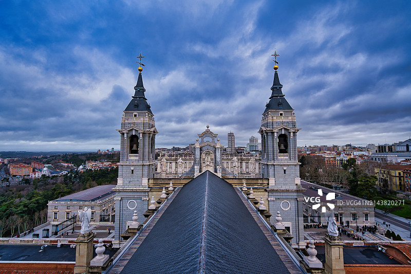 西班牙马德里Almudena大教堂的钟楼图片素材