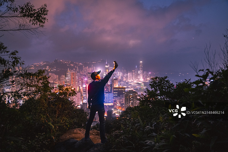 一名男子点亮了香港的夜空图片素材