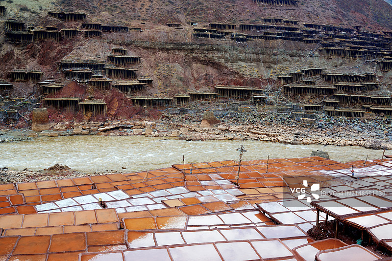澜沧江(湄公河)畔的中国云南省曼康县的老盐矿和老水井，已有1300年的历史。图片素材