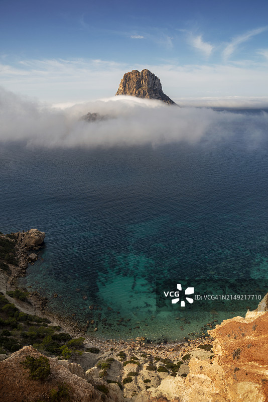 雾中的Es Vedra岛，西班牙巴利阿里群岛伊比沙岛的圣何塞德萨塔拉亚图片素材