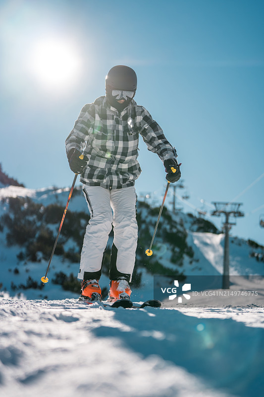 中年成年亚洲男子在雪山斜坡上滑雪图片素材