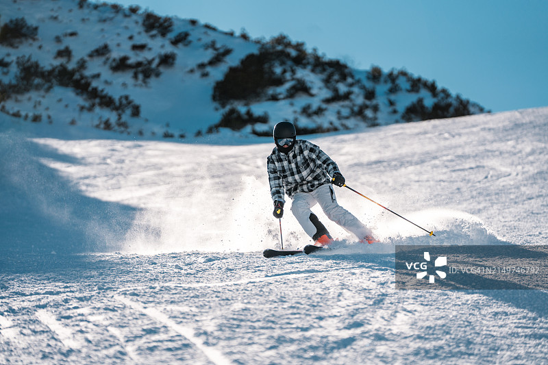 中年成年亚洲男子在雪山斜坡上滑雪图片素材
