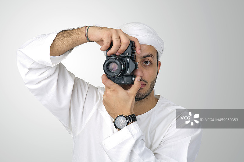 阿拉伯摄影师拿着他的相机图片素材