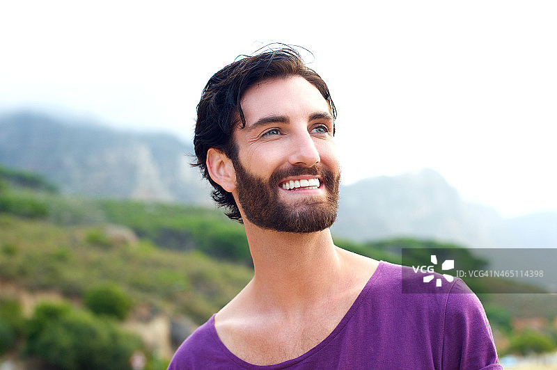 一个长着胡子的快乐的男人站在户外的大自然中图片素材