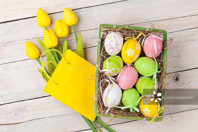 复活节背景有彩色的鸡蛋和黄色的郁金香图片素材