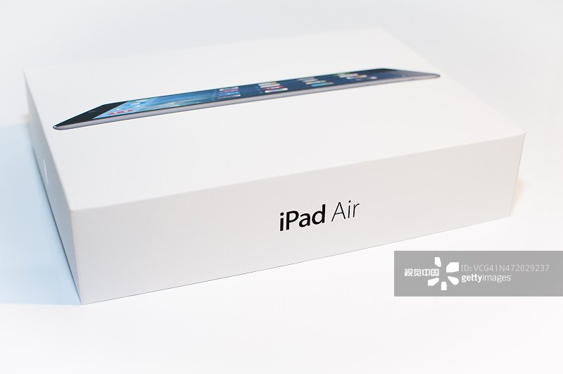 全新的苹果iPad即将打开包装图片素材