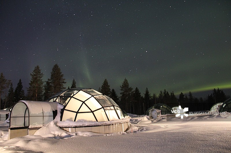芬兰玻璃冰屋上的北极光图片素材