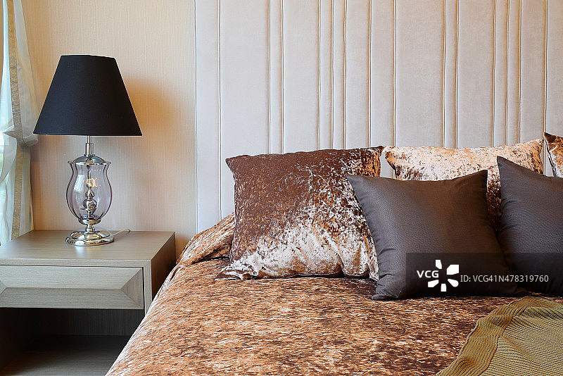 卧室室内设计与粗花呢棕色枕头在床上图片素材