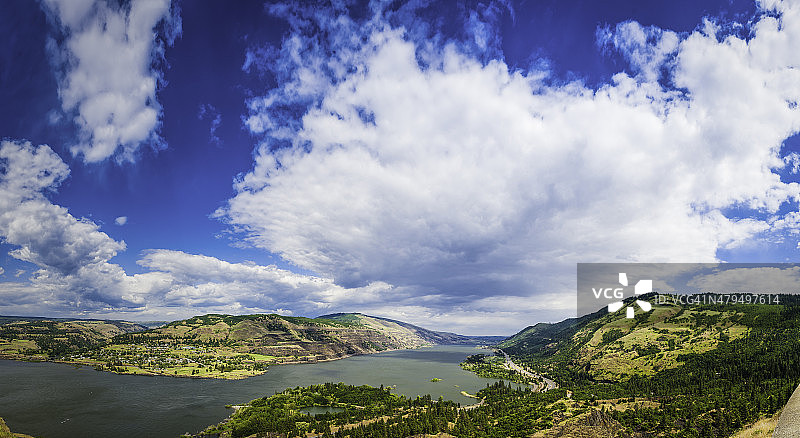 哥伦比亚河峡谷全景，俄勒冈和华盛顿的大天空图片素材