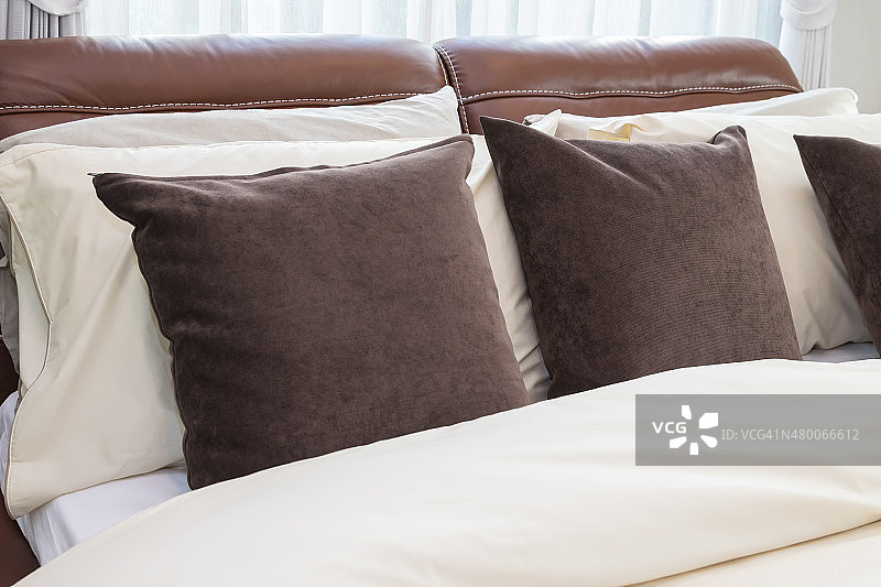 有棕色枕头和台灯的现代卧室图片素材