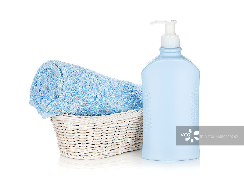 洗发瓶和蓝色毛巾图片素材