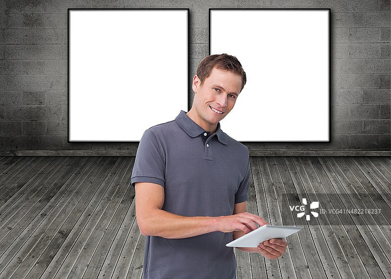 微笑的年轻人拿着平板电脑图片素材