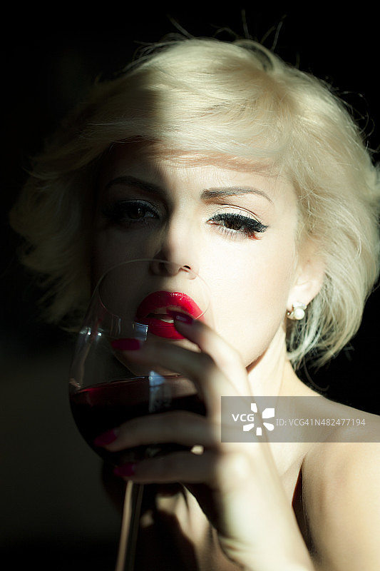 女人喝酒的画像图片素材