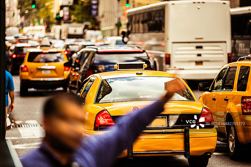 一个男人在纽约市中心叫出租车图片素材