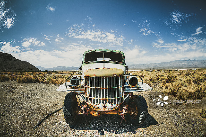 美国内华达州死亡谷的废弃旧车图片素材