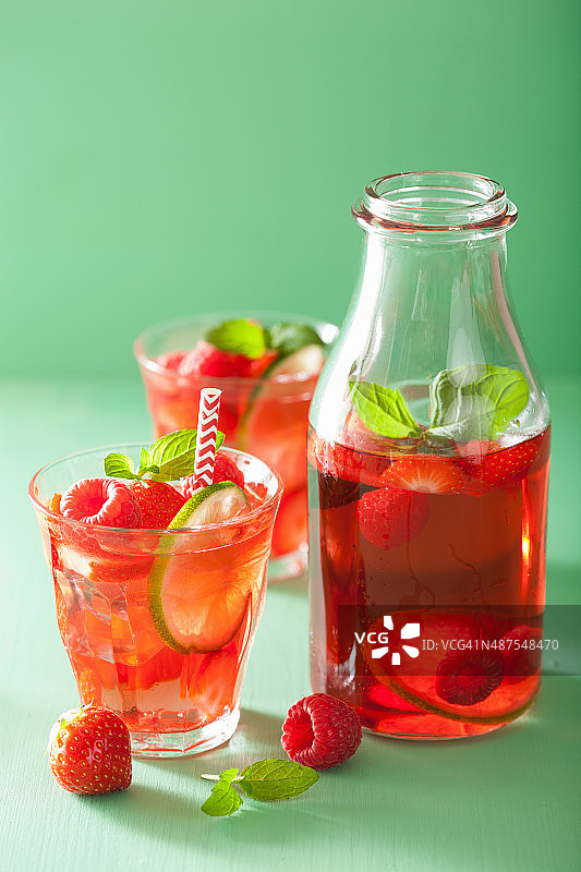 夏季草莓覆盆子柠檬汁配青柠和薄荷图片素材
