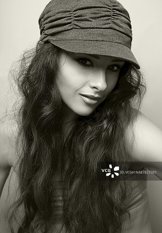性感的女模特在帽子。黑白肖像图片素材
