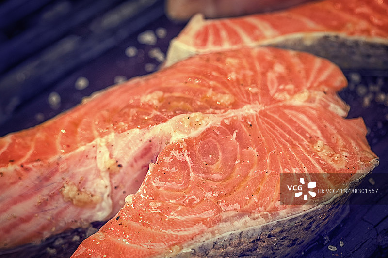 新鲜烤鲑鱼排配海盐图片素材