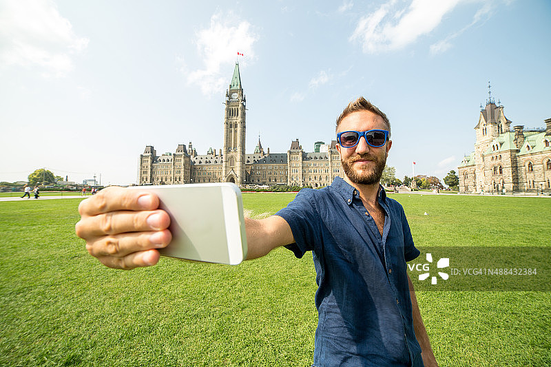 一名游客在渥太华议会大厦自拍图片素材