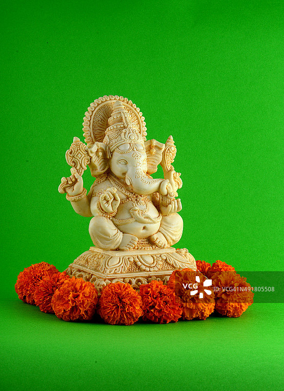 印度教神甘尼萨。甘尼萨偶像在绿色背景。图片素材