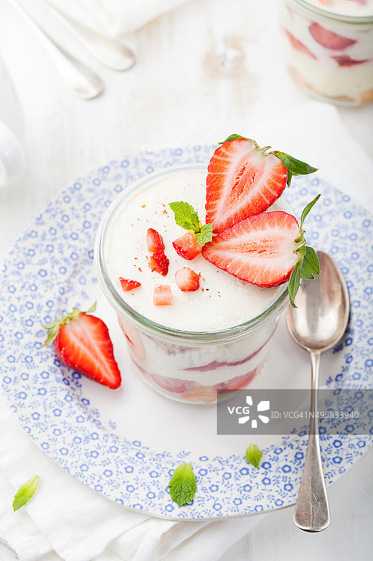 草莓提拉米苏，松糕，薄荷叶蛋奶沙司甜点图片素材
