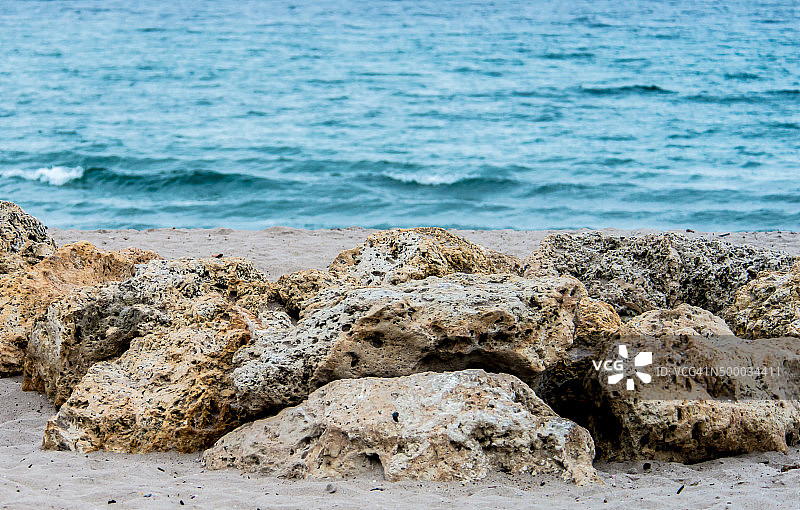海滩上的多孔岩石图片素材